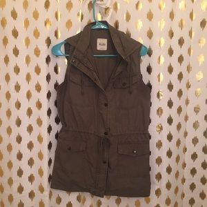 Mudd Army Green Vest 🐍